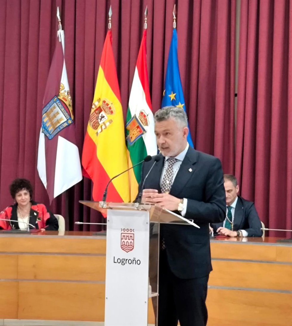 El alcalde de Logroño, Conrado Escobar, interviene tras las entregas de las Insignias de San Bernabé