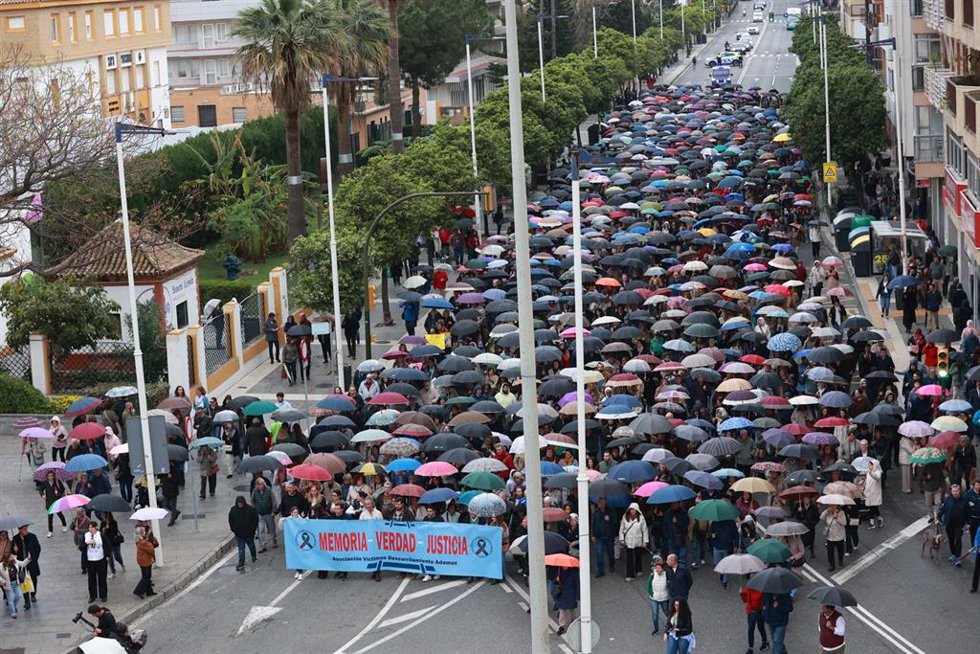Archivo - Manifestación en Huelva convocada por la Asociación Víctimas del Descarrilamiento de Adamuz,