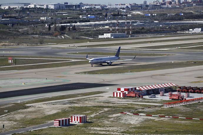 Archivo - Aeropuerto , pista de aterrizaje y despegue, pista, tren de aterrizaje, ruedas de avión, cola,  ala de avión