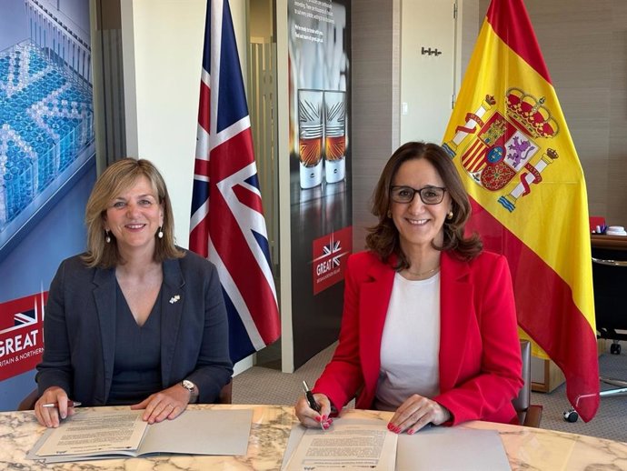 La secretaria de Estado británica de Transporte Local del Reino Unido, Lilian Greenwood, y la secretaria general de Transporte Terrestre, Rocío Báguena, firman el Diálogo Anual de Transporte Reino Unido-España.