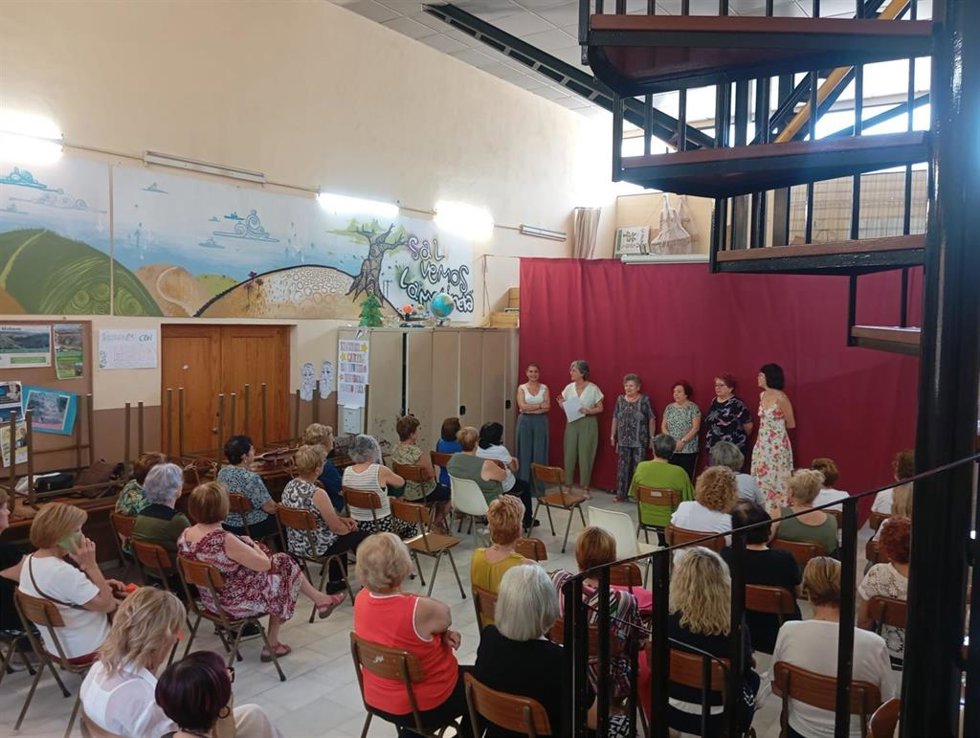 La diputada de Igualdad y Familia de Almería, Lorena Nieto, durante su visita a la Asociación Cultural de Mujeres Renacer tras su incorporación al Consejo Provincial de Mujeres.