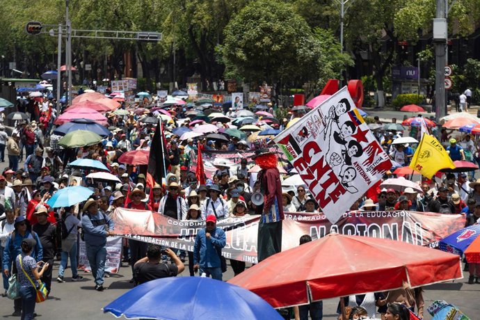 01 June 2026, Mexico, Mexico City: Teachers from the National Coordination of Education Workers (CNTE) demonstrate during a nationwide strike for a living wage. Photo: Cristian Leyva/ZUMA Press Wire/dpa