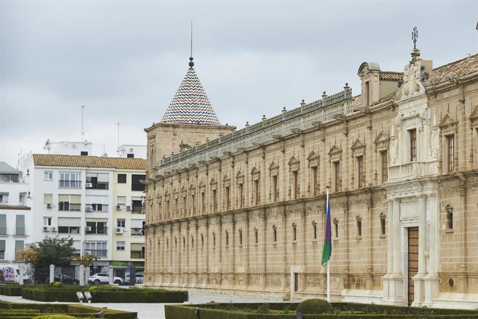 Archivo - La bandera ondea en la fachada principal del Parlamento durante el izado de la bandera gitana en el Parlamento andaluz, a 22 de noviembre de 2021 en Parlamento de Andalucía en Sevilla (Andalucía, España)