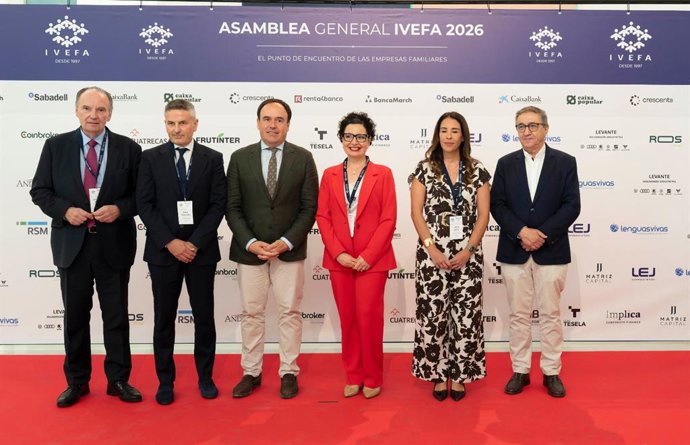 El presidente de la Generalitat, Juanfran Pérez Llorca, y la presidenta de IVEFA, Emi Boix, en la asamblea anual de IVEFA