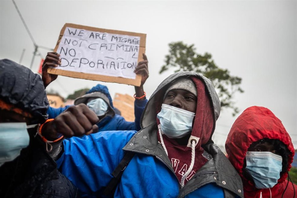 Archivo - Migrantes y simpatizantes locales participan en una marcha de protesta desde el campamento de Las Raíces hasta el centro de San Cristóbal de La Laguna para exigir que se les permita viajar a la península.