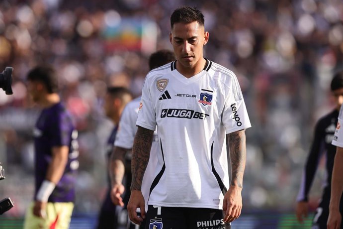 Archivo - Futbol, Colo Colo vs Audax Italiano Fecha 30, Liga de primera 2025. El jugador de Colo Colo Javier Correa, centro, es fotografiado durante un partido de la liga de primera contra Audax Italiano disputado en el estadio Monumental de Santiago,