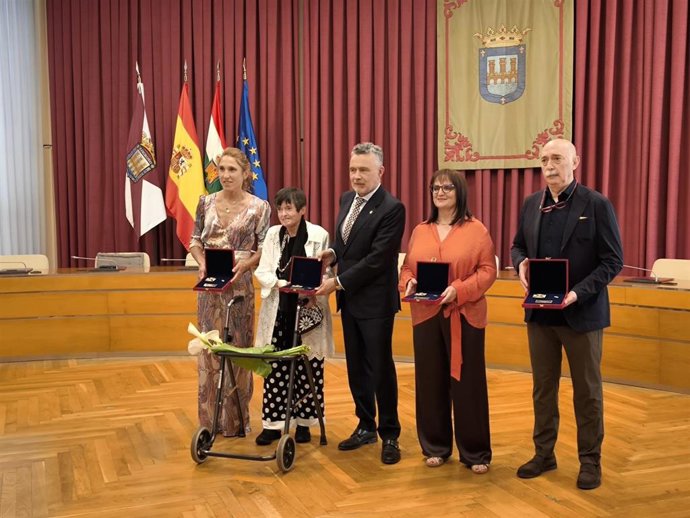 Raquel Pérez Cuevas, Teresa Álvarez Clavijo, Rosa Grandes y Agustín 'Tato' Abadía, insignias de San Bernabé 2026 posan junto al alcalde de Logroño, Conrado Escobar