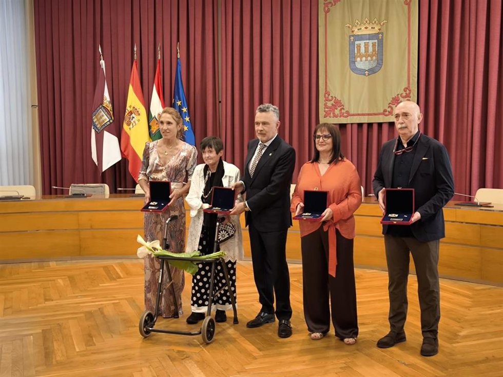Raquel Pérez Cuevas, Teresa Álvarez Clavijo, Rosa Grandes y Agustín 'Tato' Abadía, insignias de San Bernabé 2026 posan junto al alcalde de Logroño, Conrado Escobar