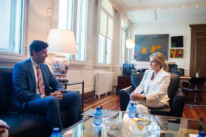 La ministra de Deportes, Milagros Tolón, y el presidente de la RFEA, Raúl Chapado, han compartido los retos del atletismo español hasta Los Ángeles 2028.
