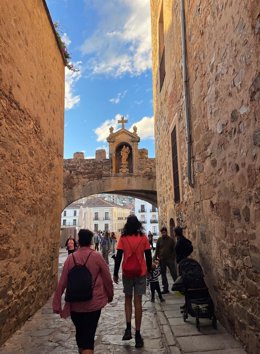 Archivo - Turistas en la calle Arco de la Estrella de Cáceres