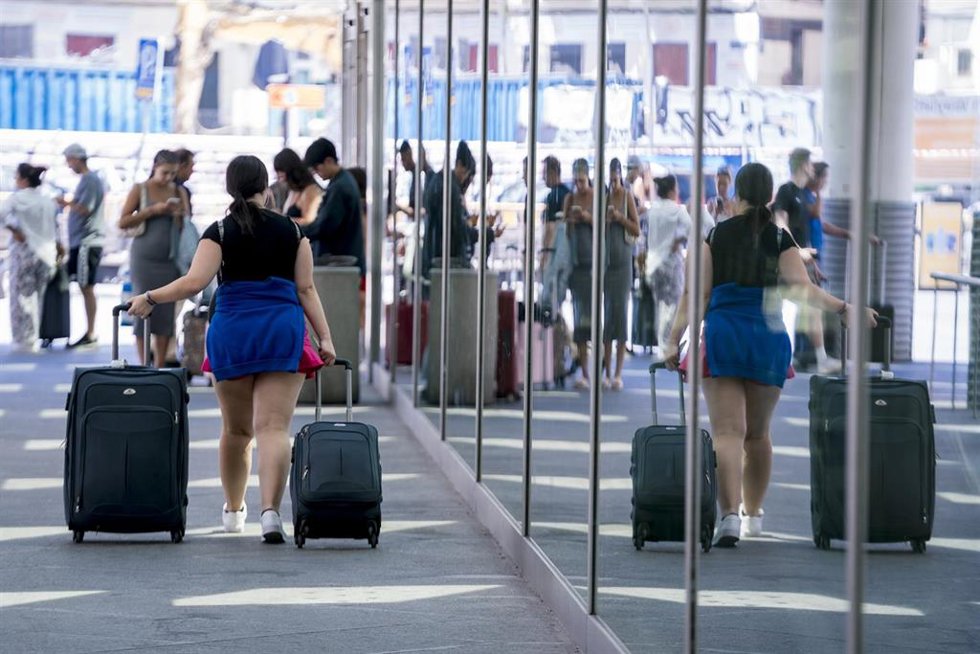 Archivo - Una persona con maletas en la estación de Atocha-Almudena Grandes, a 11 de agosto de 2023, en Madrid (España).