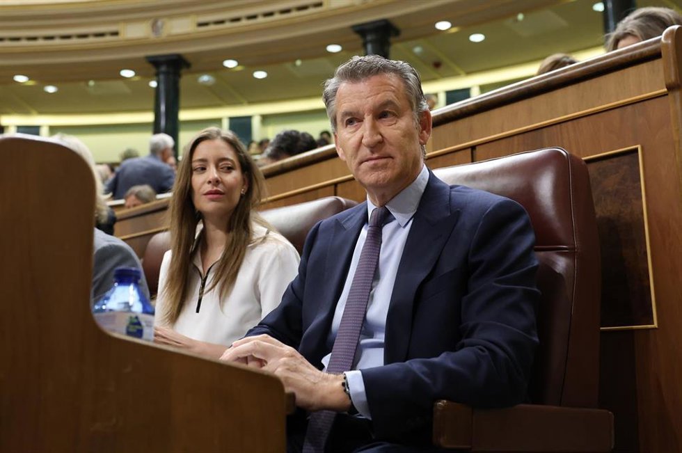 El presidente del PP, Alberto Núñez Feijóo, y la portavoz del PP en el Congreso, Ester Muñoz, durante una sesión de control al Gobierno, en el Congreso de los Diputados, a 10 de junio de 2026, en Madrid (España).