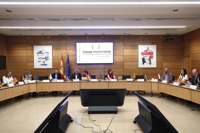 La ministra de Sanidad, Mónica García (c), el secretario de Estado de Sanidad, Javier Padilla (i), la subsecretaria de Sanidad, Ana María Sánchez Hernández (d), y los consejeros de Sanidad durante la reunión extraordinaria del pleno del CISNS.