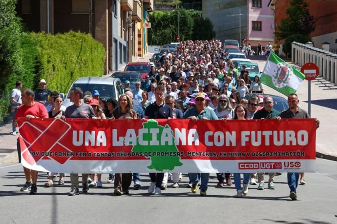 La comarca de Laciana (León) ha salido a la calle este miércoles para reivindicar un futuro digno para el territorio.