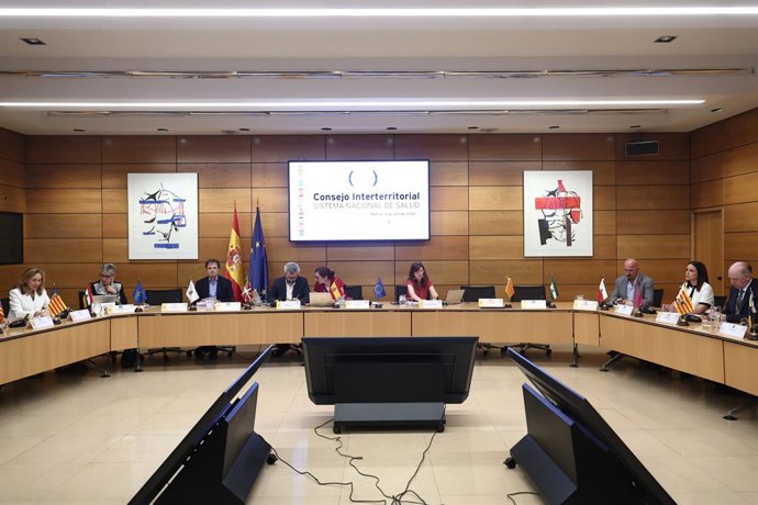 A ministra da Saúde, Mónica García (ao centro), o secretário de Estado da Saúde, Javier Padilla (à esquerda), e a subsecretária da Saúde, Ana María Sánchez Hernández (à direita), juntamente com os secretários de Saúde das Comunidades Autônomas, durante a 