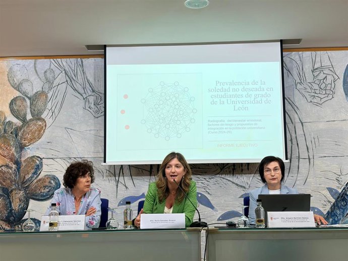 La rectora de la ULE, Nuria González (centro), en la presentación del estudio 'Prevalencia de la soledad no deseada en estudiantes de grado de la Universidad de León'.
