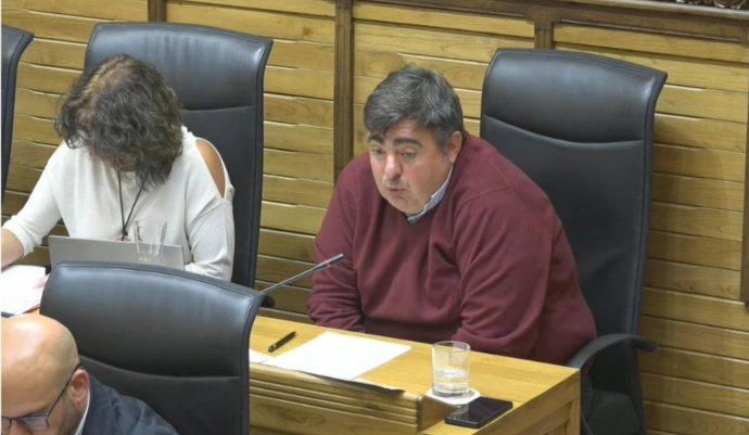 El concejal de Tráfico, Transporte Público y Movilidad del Ayuntamiento de Gijón, Pelayo Barcia, interviene en el Pleno Municipal gijonés.