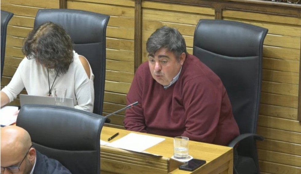 El concejal de Tráfico, Transporte Público y Movilidad del Ayuntamiento de Gijón, Pelayo Barcia, interviene en el Pleno Municipal gijonés.