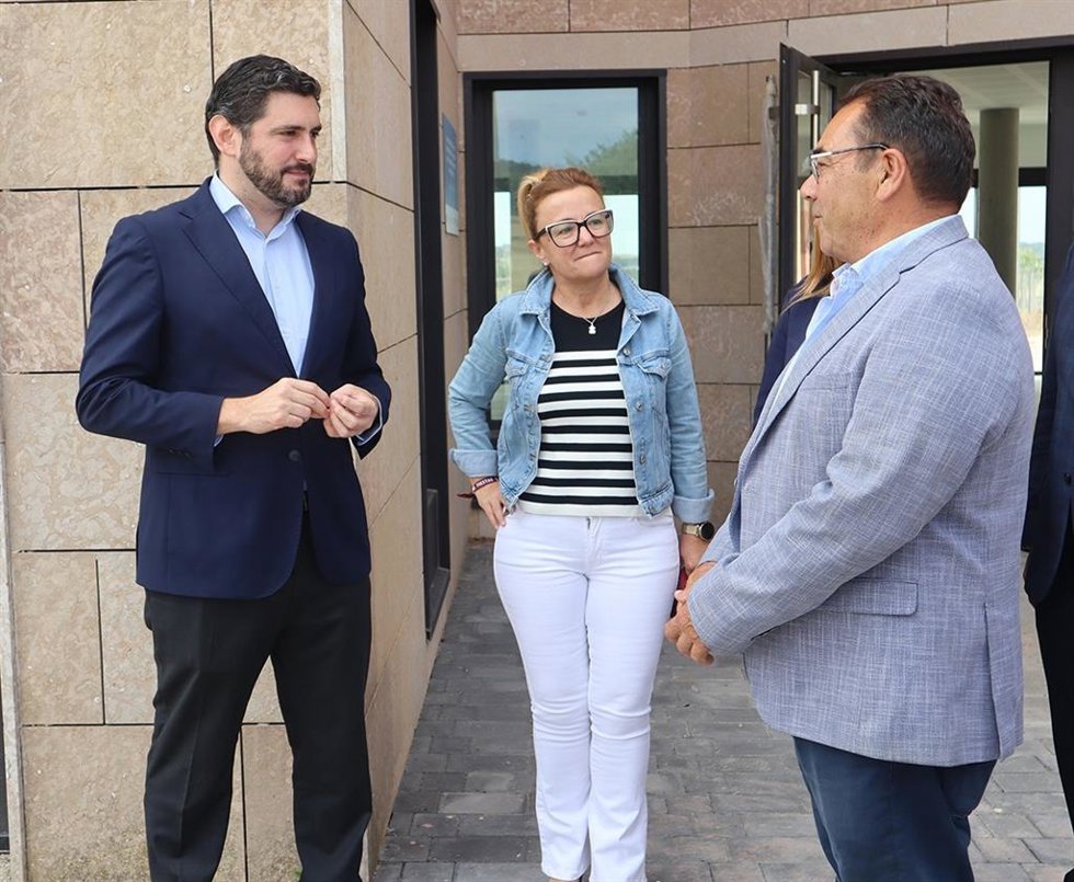 Alejandro Nolasco, junto con la alcaldesa de Fonz, María Clusa; y el presidente de la comarca del Cinca Medio, José María Civiac.