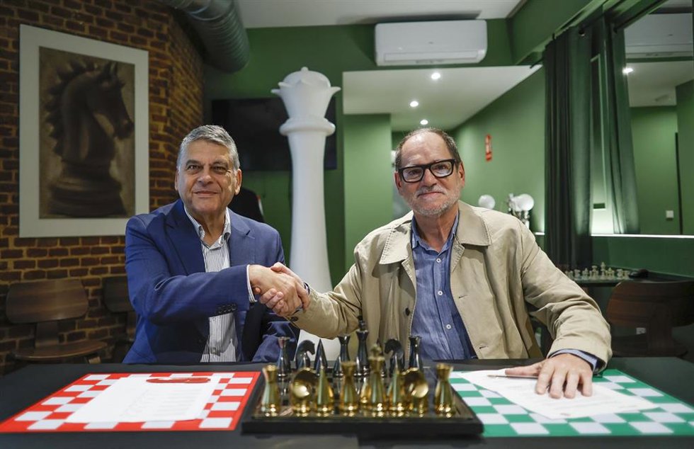 Francisco Javier Ochoa de Echagüen Estibález (i), presidente de la Federación Española de Ajedrez y el director ejecutivo de B100, la marca de banca digital de ABANCA, Jorge Mahía (d), firman el acuerdo entre B100 y la Federación