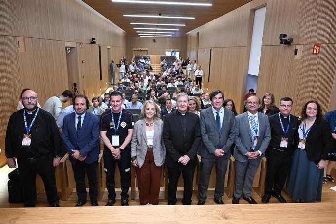 Foto de familia, con las autoridades en primer término, en la apertura de las jornadas técnicas 'Incendio y rehabilitación de la Mezquita-Catedral de Córdoba'.