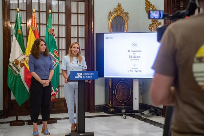 La presidenta de Diputación, Almudena Martínez, con la diputada de Servicios Sociales, Paula Conesa.