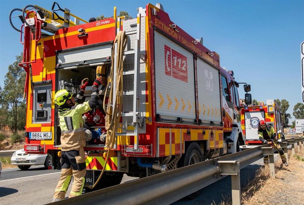 Bomberos del Consorcio Provincial de Huelva en el incendio que se inició este lunes en Villanueva de los Castillejos.