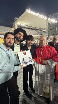 León XIV recibe a los integrantes de Siloé y le regalan el último disco de la banda vallisoletana y un sombrero
