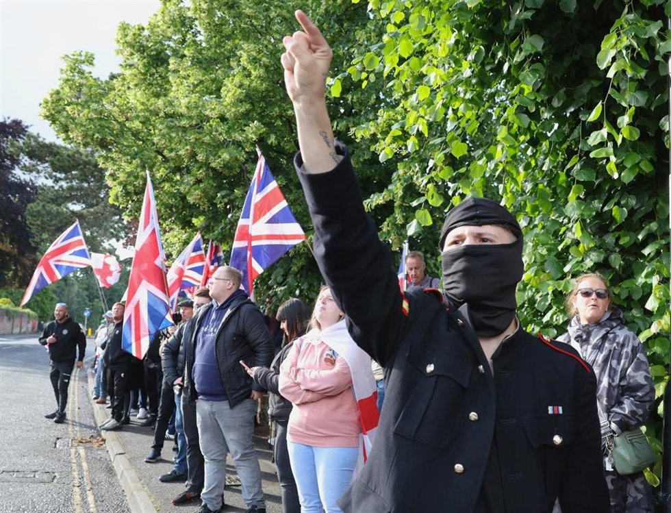 Protestas antiinmigración en Southampton tras los ataques raciales en Belfast.