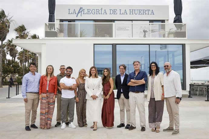 La alcaldesa de València, María José Catalá, visita uno de los restaurantes de la playa de la Malva-rosa ya renovados.