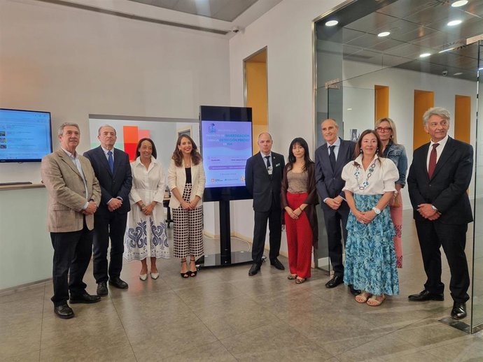 Autoridades en el acto de presentación de la aplicación ApeTest para la detección temprana de los Trastornos de la Conducta Alimentaria, de Fundación APE.