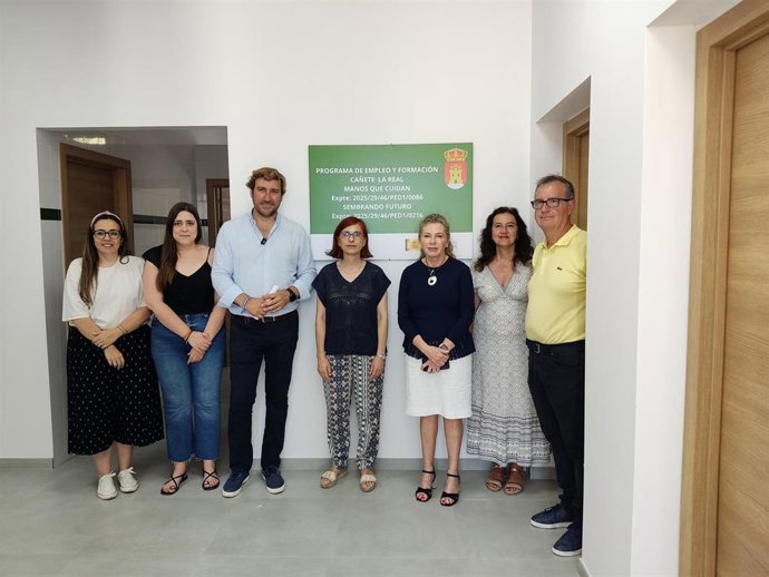 La delegada territorial de Empleo, Empresa y Trabajo Autónomo de la Junta de Andalucía en Málaga, Carmen Sánchez Sierra, y el alcalde de Cañete La Real (Málaga), Andrés Morón Barquero