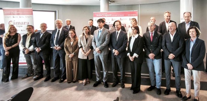 El consejero de Ciencia, Industria y Empleo, Borja Sánchez, a la derecha del presidente de la Cámara de Comercio de Gijón, Félix Baragaño, reelegido este miércoles.