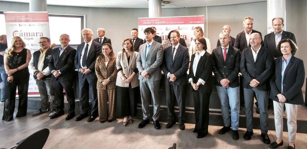 El consejero de Ciencia, Industria y Empleo, Borja Sánchez, a la derecha del presidente de la Cámara de Comercio de Gijón, Félix Baragaño, reelegido este miércoles.