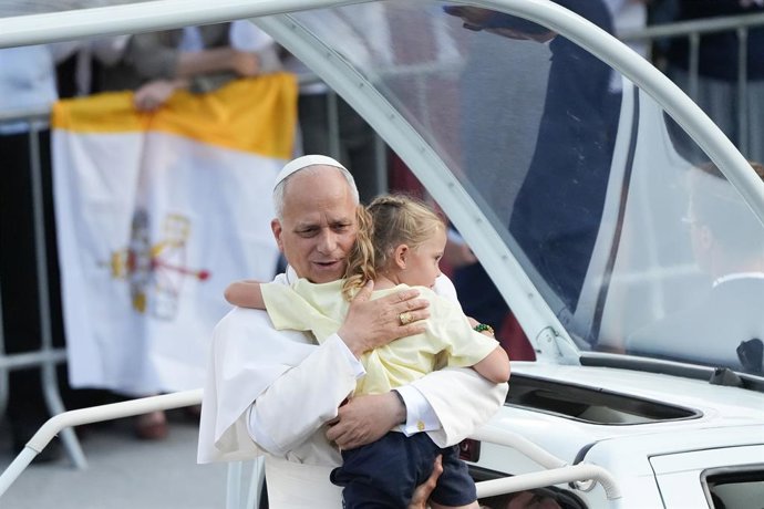 El Papa abraçant una nena 