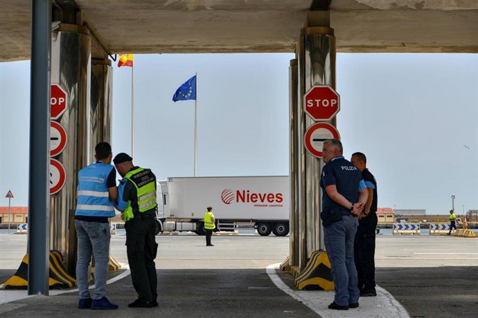 Archivo - Un control fronterizo de la Operación Minerva-Frontex en Ceuta. ARCHIVO.