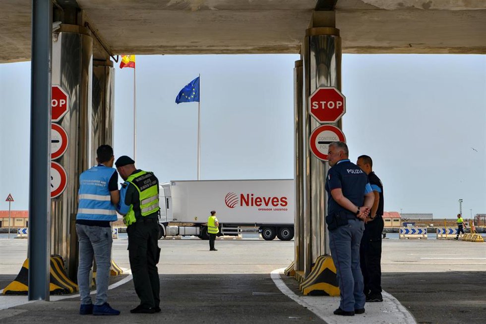 Archivo - Un control fronterizo de la Operación Minerva-Frontex en Ceuta. ARCHIVO.