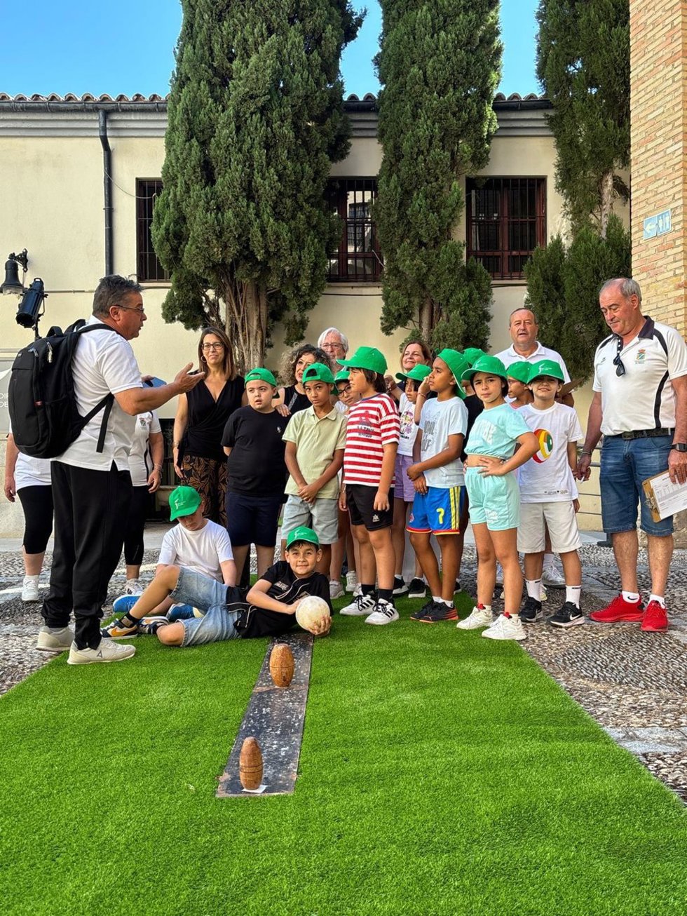 Taller de bolos serranos para escolares en el Centro Cultural Baños Árabes.