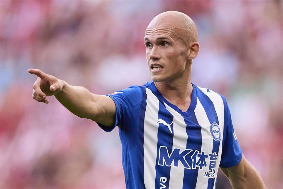 Archivo - Jon Guridi en un partido con el Deportivo Alavés
