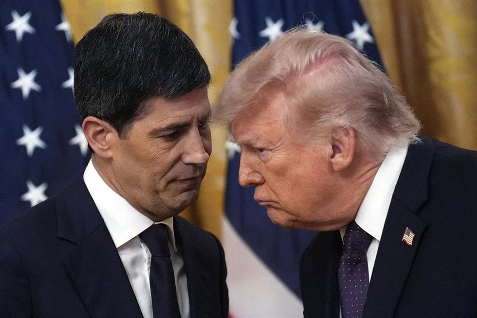 El presidente de la Reserva Federal (Fed), Kevin Warsh, y el presidente de Estados Unidos, Donald Trump, en el juramento del cargo del 'guardián del dólar'.