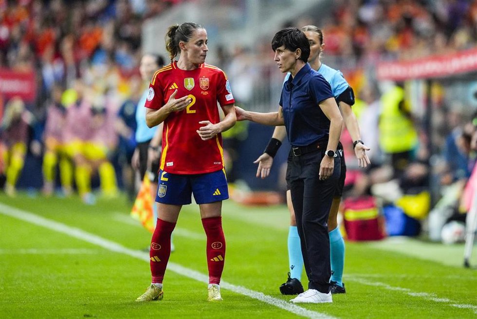 Archivo - Sonia Bermúdez habla con Ona Batlle durante un partido de la selección española