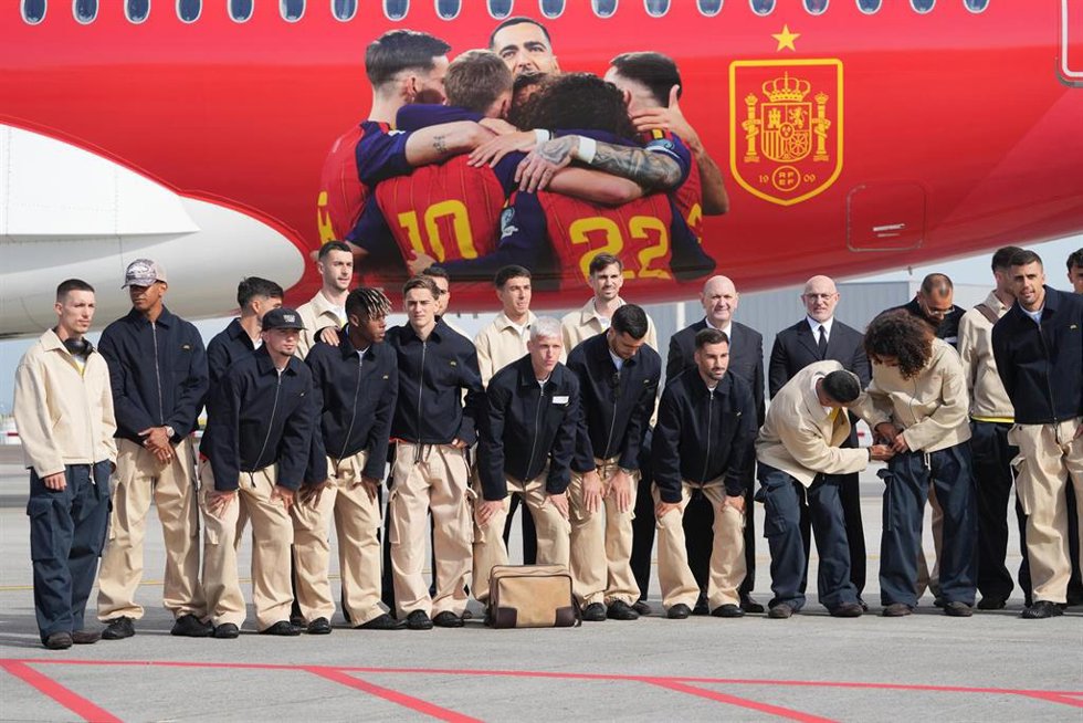 Los futbolistas integrantes de la selección española y su seleccionador, Luis de la Fuente, antes de coger el vuelo para ir al Mundial, en el Aeropuerto de Santiago-Rosalía de Castro, en Santiago de Compostela, A Coruña, Galicia (España). Aficionados se h