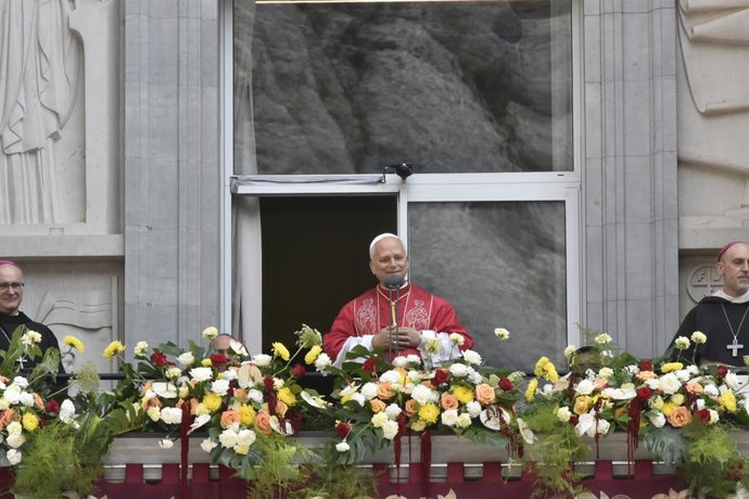 El Papa León XIV saluda desde un balcón durante la celebración de la oración del Santo Rosario, a 10 de junio de 2026, en la Abadía de Nuestra Señora de Montserrat, Barcelona, Catalunya (España). Este acto de piedad mariana se enmarca dentro de los actos 