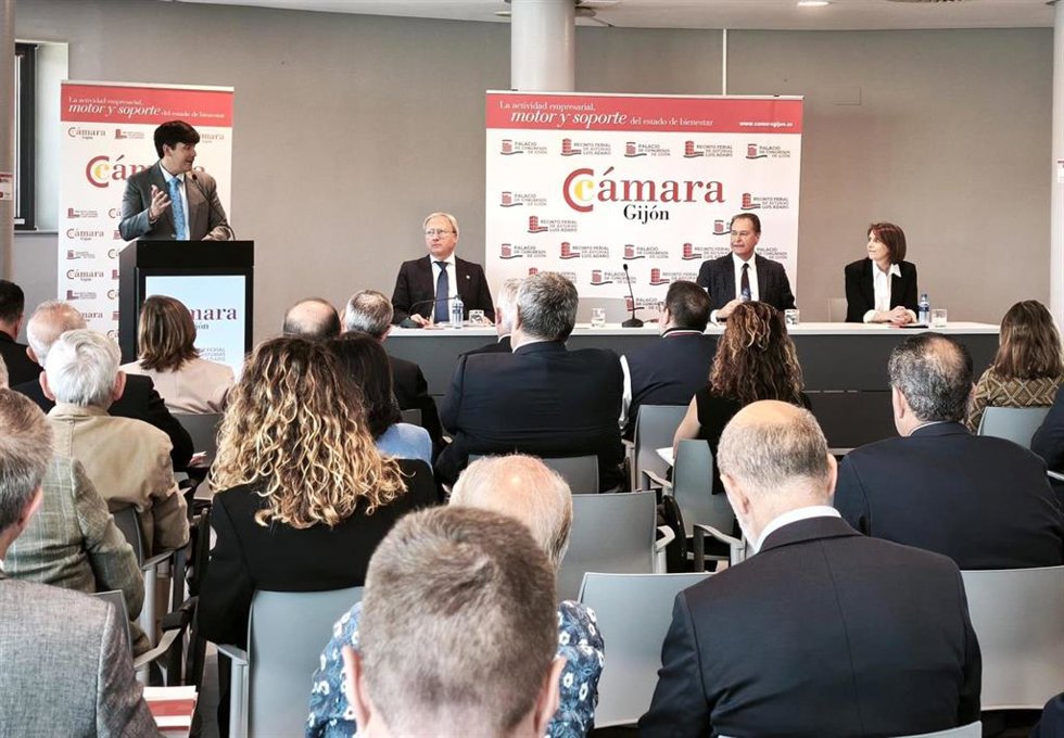 El consejero de Ciencia, Industria y Empleo, Borja Sánchez, interviene en la reunión del pleno constituyente de la Cámara de Comercio de Gijón.