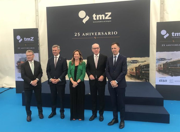 La alcaldesa de Zaragoza, Natalia Chueca, en la inauguración de la ampliación de tmZ con el presidente del Port de Barcelona, José Alberto Carbonell; el presidente de Mercasa, José Manuel Miñones; y el gerente de tmZ, Ramón Adé