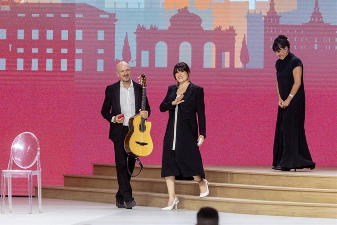 La cantante Rozalen (c) participa en el encuentro 'Tejer redes con el mundo de la cultura, la educación, la empresa y el deporte', junto al Papa León XIV, en el Movistar Arena.