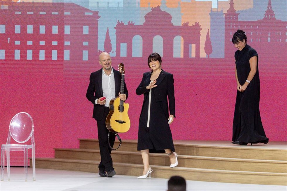 La cantante Rozalen (c) participa en el encuentro 'Tejer redes con el mundo de la cultura, la educación, la empresa y el deporte', junto al Papa León XIV, en el Movistar Arena.