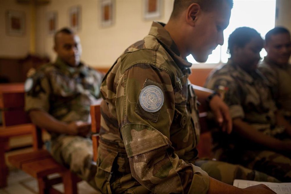 Archivo - Grupo de militares franceses en un campamento de la FINUL en el sur de Líbano