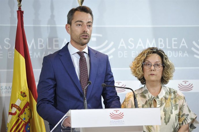 La secretaria general de la Consejería de Salud y Atención a la Dependencia, María del Pilar Nogales, y el director general de Planificación Económica del SES, Luis Miguel González Fuentes, en rueda de prensa sobre los PGEx 2026