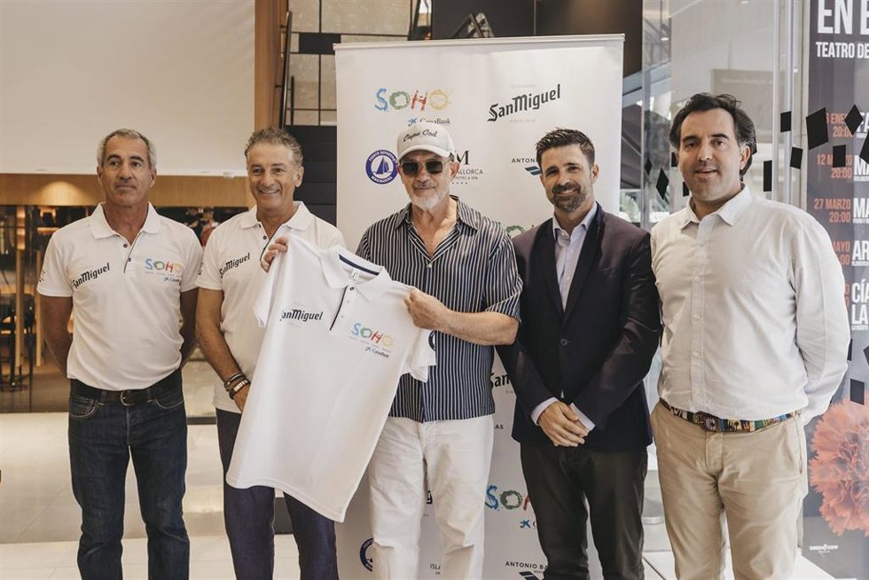 Piti Estébanez (director de equipo), Javier Banderas (armador del equipo), Antonio Banderas, Jesús Cabrera (director de área en Málaga de CaixaBank), José Primo (director de Marketing de San Miguel)